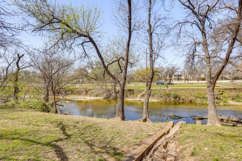 Creekside Cottage with Deck and Hot Tub in Belton House in Belton