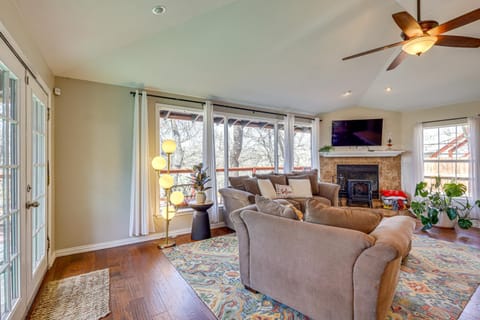Creekside Cottage with Deck and Hot Tub in Belton House in Belton
