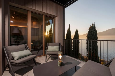 View (from property/room), Balcony/Terrace, Seating area, Lake view