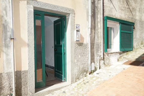 Waves & Trails - mytouristhome Apartment in Lerici