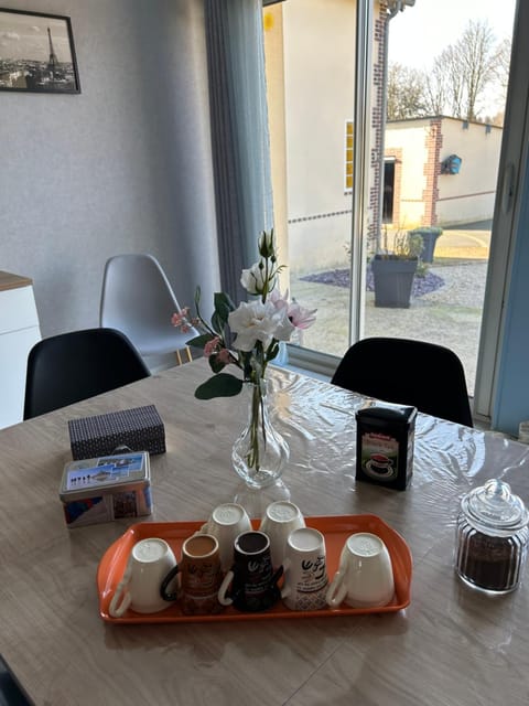 Coffee/tea facilities, Food and drinks, Dining area, Breakfast