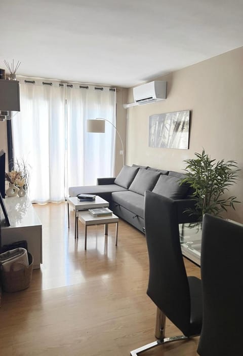 TV and multimedia, Living room, Seating area, air conditioner