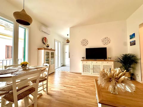 TV and multimedia, Kitchen or kitchenette, Living room, Seating area, Dining area
