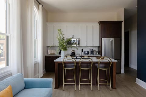 Coffee/tea facilities, Kitchen or kitchenette, Dining area, dishwasher, oven, stove, toaster