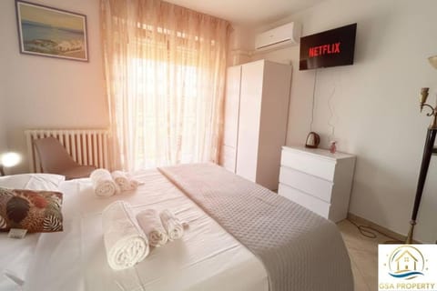 Bed, TV and multimedia, Photo of the whole room, Bedroom, internet, towels, air conditioner