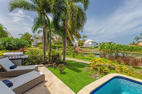Garden view, Pool view, Swimming pool, sunbed