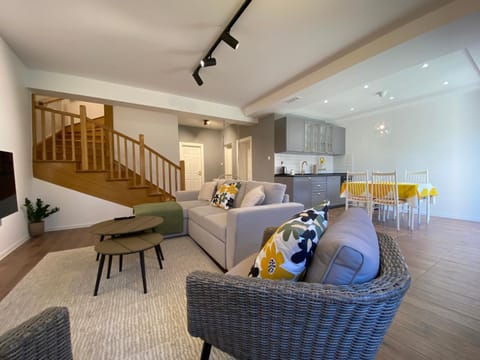 Kitchen or kitchenette, Living room, Seating area, Dining area