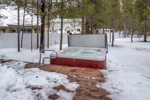 3 bed 2 bath Cabin Pet Friendly Hot Tub Sunriver Home Cabin in Three Rivers