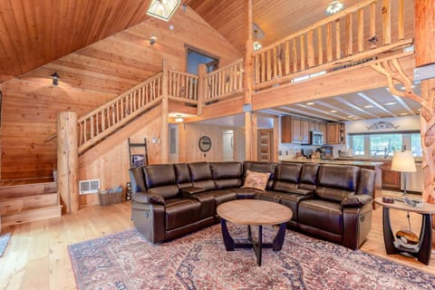 3 bed 2 bath Cabin Pet Friendly Hot Tub Sunriver Home Cabin in Three Rivers