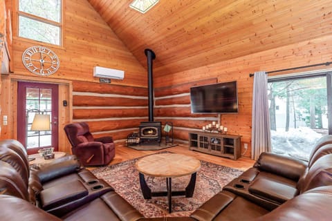 3 bed 2 bath Cabin Pet Friendly Hot Tub Sunriver Home Cabin in Three Rivers