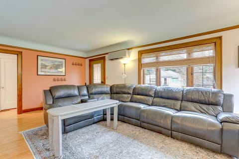 Charming Tudor-Style Apt Near Green Lake! Apartment in Green Lake