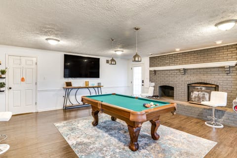 4 Mi to WKU Hilltoppers Hideaway with Grills! House in Bowling Green