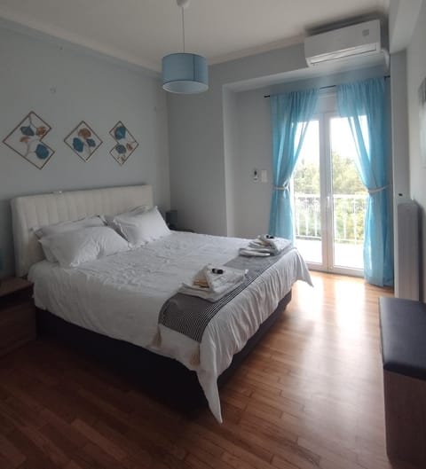 Bed, Photo of the whole room, Decorative detail, Bedroom, towels, air conditioner