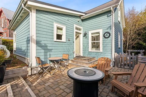 Property building, Patio, Dining area