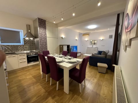 Kitchen or kitchenette, Living room, Seating area, dishwasher, oven