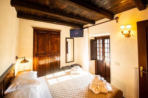 Bed, TV and multimedia, Bedroom, wardrobe