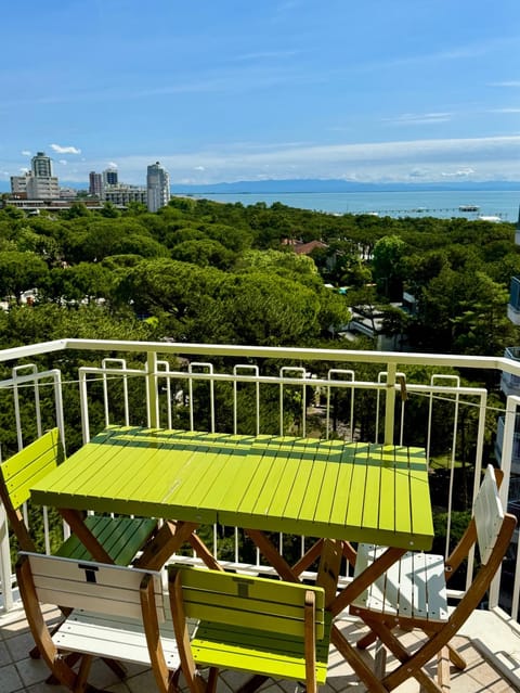 Natural landscape, View (from property/room), Balcony/Terrace, Dining area, Sea view