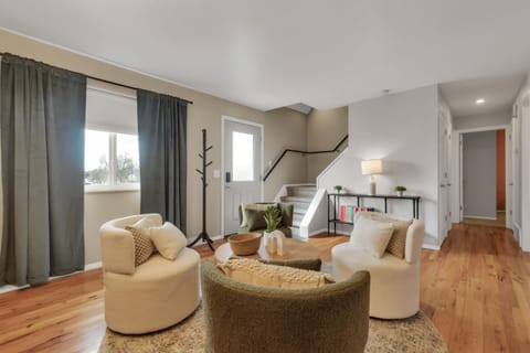 Living room, Seating area