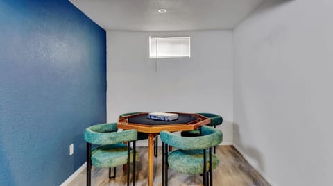 Game Room, Seating area