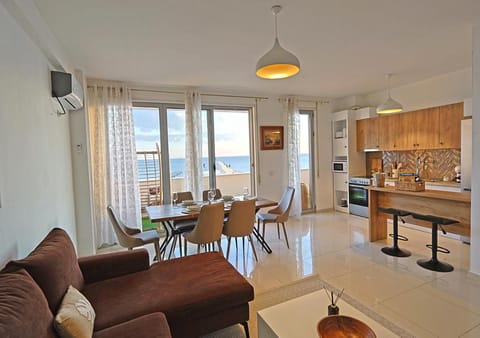 Natural landscape, Kitchen or kitchenette, Living room, Seating area, Dining area, Sea view, minibar, pet friendly