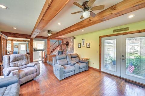 6-Acre Family-Friendly Getaway in Niles! House in Niles Charter Township