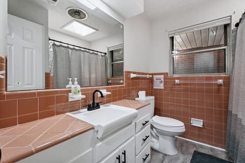 5BR Home Kitchen Laundry Sleeps 10 #12 House in Oklahoma City