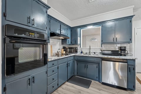 Coffee/tea facilities, dishwasher, microwave, oven