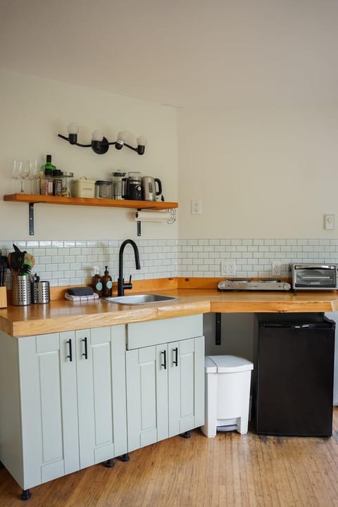 Sea Breeze Suite - Centrally Located in Ucluelet Apartment in Ucluelet