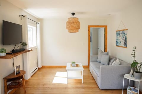 Sea Breeze Suite - Centrally Located in Ucluelet Apartment in Ucluelet