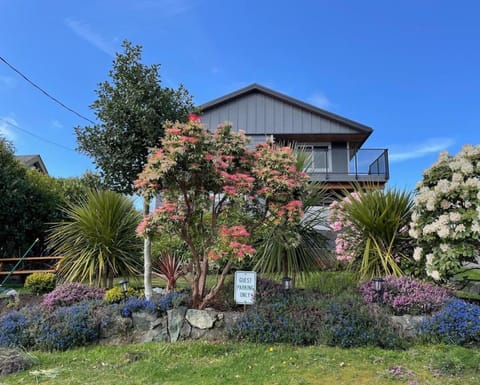 Sea Breeze Suite - Centrally Located in Ucluelet Apartment in Ucluelet