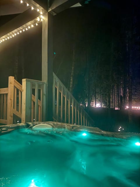 Glacier Run, Hot Tub, Sauna,Movie Theater, WiFi, EV House in Ashford