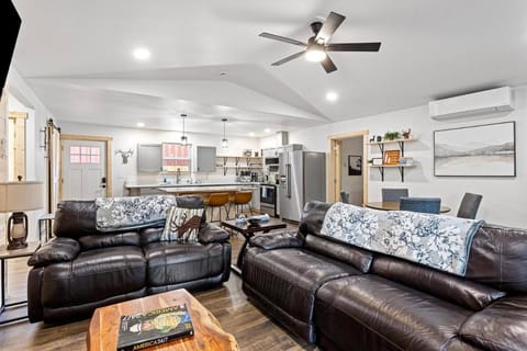 Glacier Run, Hot Tub, Sauna,Movie Theater, WiFi, EV House in Ashford