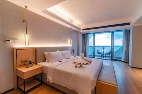 View (from property/room), Balcony/Terrace, Seating area, Bedroom, Sea view