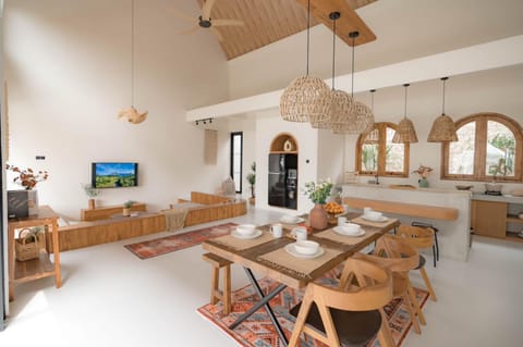TV and multimedia, Kitchen or kitchenette, Living room, Seating area, Dining area
