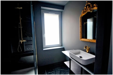 La majestueuse, SPA XXL, Day use, Suite de luxe, 5 min centre Apartment in Bourgoin-Jallieu