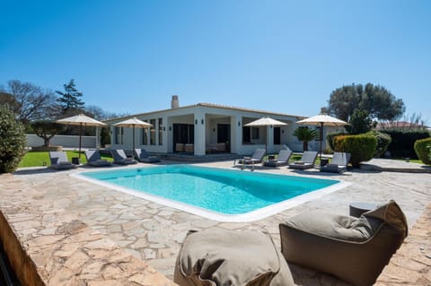 Property building, Patio, Day, Garden, Garden view, Pool view, Swimming pool, sunbed