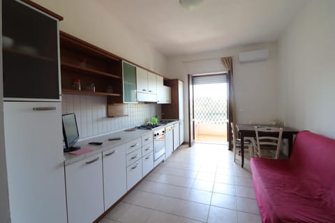 Communal lounge/ TV room, TV and multimedia, Kitchen or kitchenette, Living room, Seating area, Dining area, oven, air conditioner