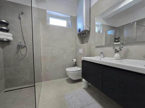 Shower, Toilet, Bathroom, towels