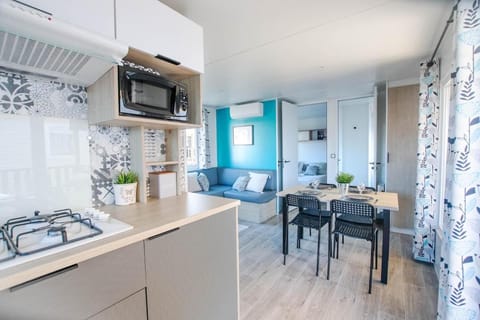 Kitchen or kitchenette, Living room, Dining area, pet friendly, stove, toaster
