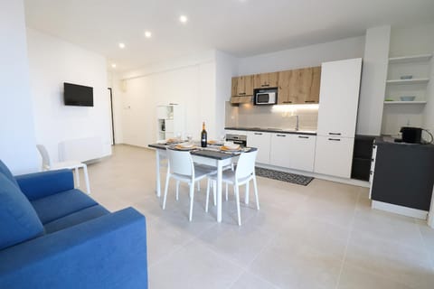 TV and multimedia, Kitchen or kitchenette, Living room, Seating area, Dining area, oven, stove
