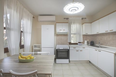 Kitchen or kitchenette, Dining area, oven, stove, air conditioner