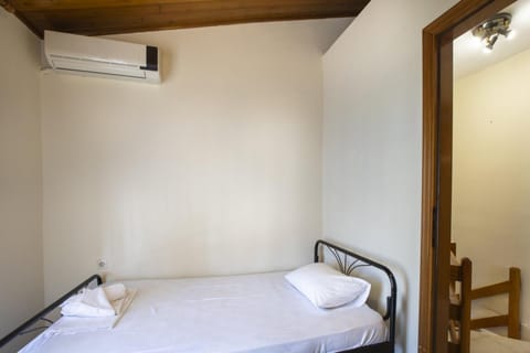 Bed, Photo of the whole room, Bedroom, towels, air conditioner