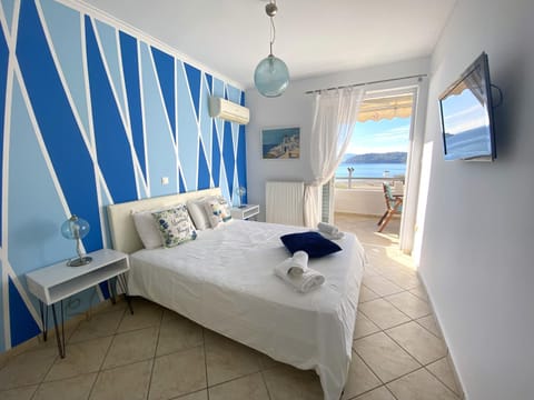 Bed, TV and multimedia, Photo of the whole room, Bedroom