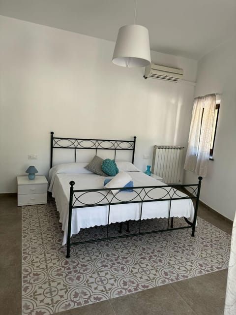 Bed, Photo of the whole room, towels, air conditioner