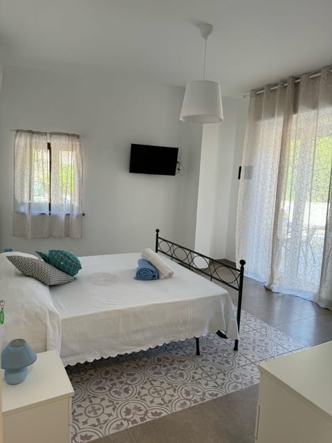 Bed, TV and multimedia, Photo of the whole room, Bedroom, towels