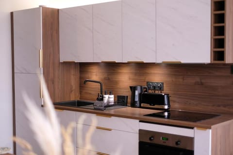 Coffee/tea facilities, Kitchen or kitchenette, stove, toaster