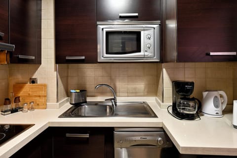 Coffee/tea facilities, Kitchen or kitchenette, stove, toaster