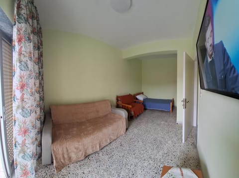 Bed, TV and multimedia, Photo of the whole room, Seating area, Bedroom