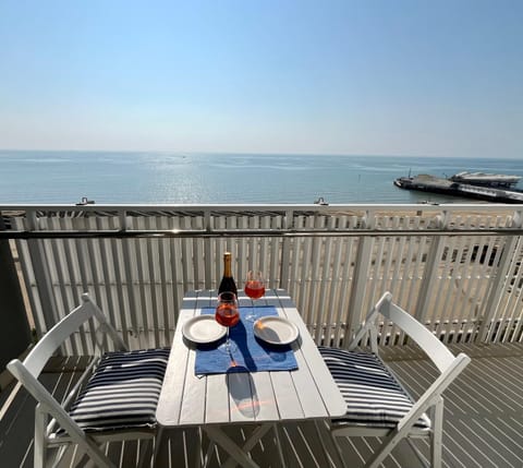 Vista mare a 10m dalla spiaggia, 8 piano e parcheggio privato Apartment in Lignano Sabbiadoro