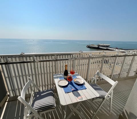 Vista mare a 10m dalla spiaggia, 8 piano e parcheggio privato Apartment in Lignano Sabbiadoro